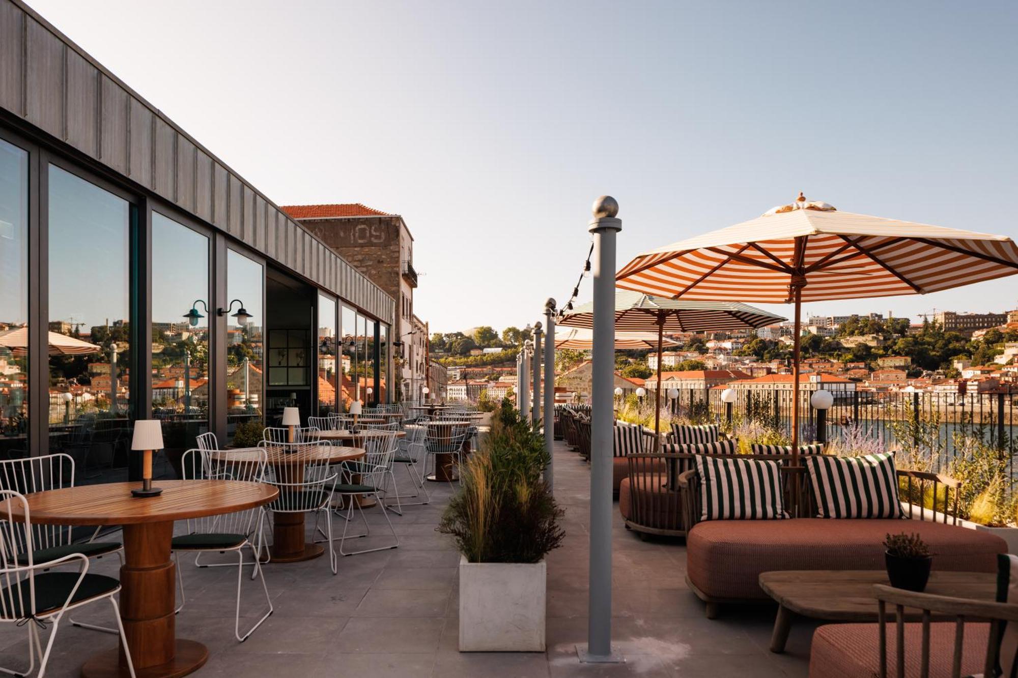 The Rebello Hotel & Spa - Small Luxury Hotels Of The World Vila Nova de Gaia Exteriér fotografie The rooftop bar at the Hotel