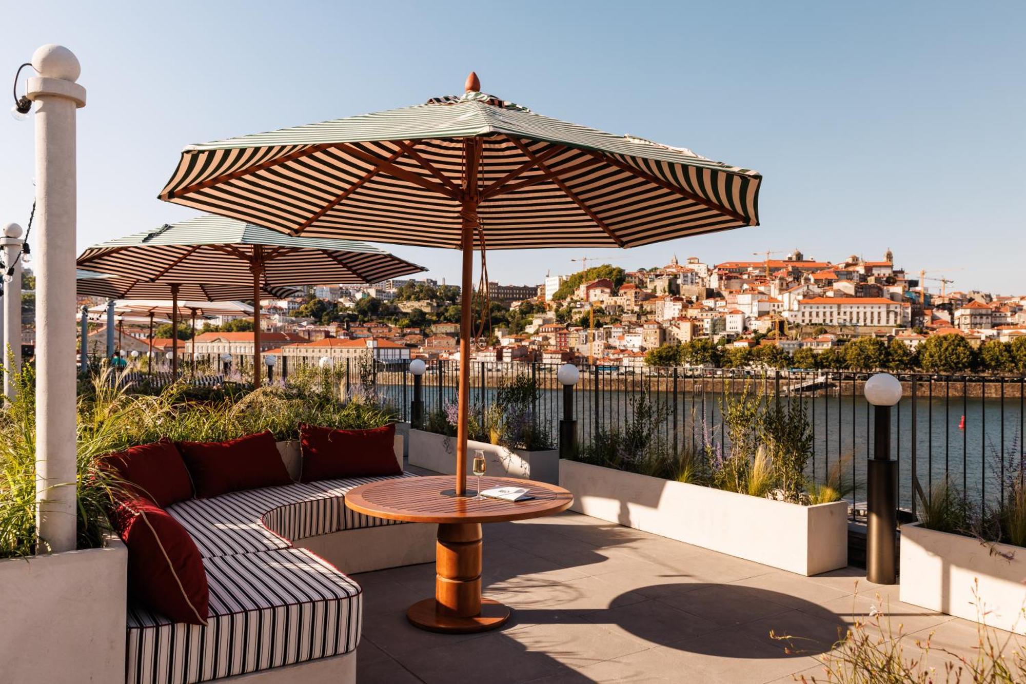 The Rebello Hotel & Spa - Small Luxury Hotels Of The World Vila Nova de Gaia Exteriér fotografie The hotel's terrace
