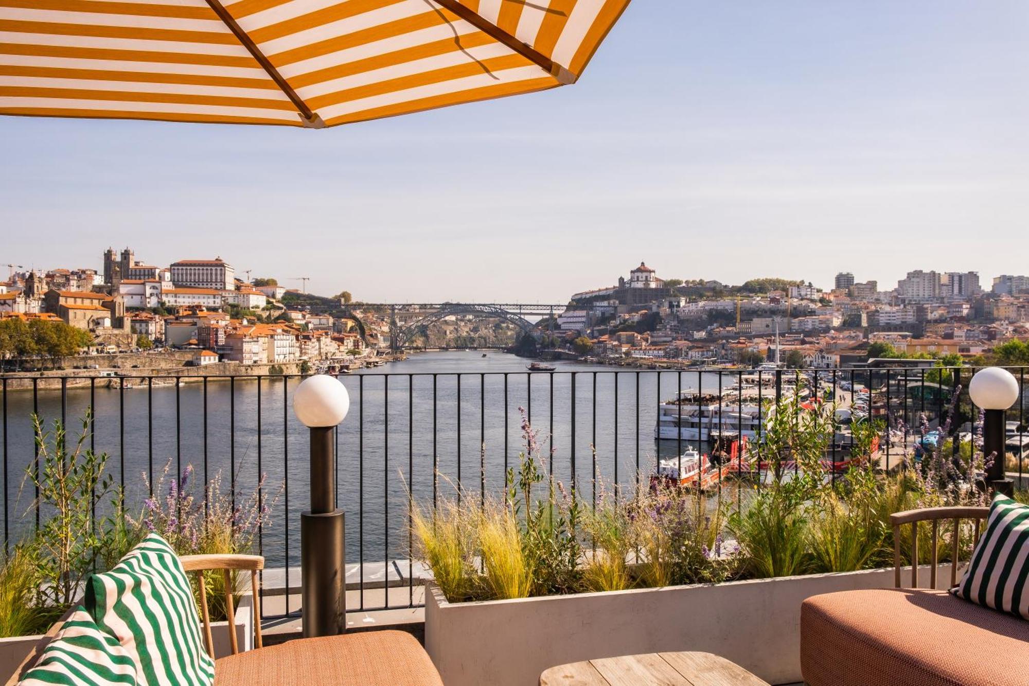The Rebello Hotel & Spa - Small Luxury Hotels Of The World Vila Nova de Gaia Exteriér fotografie The view from the hotel's rooftop terrace