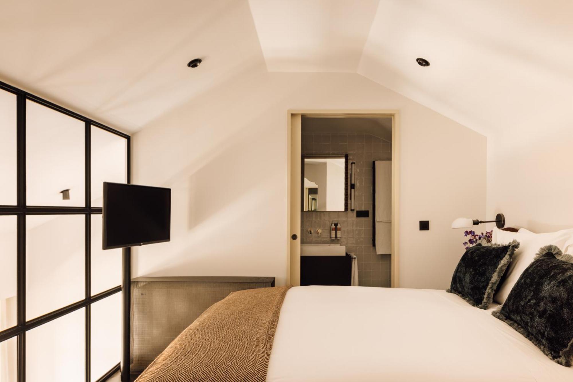 The Rebello Hotel & Spa - Small Luxury Hotels Of The World Vila Nova de Gaia Exteriér fotografie A bedroom at the hotel