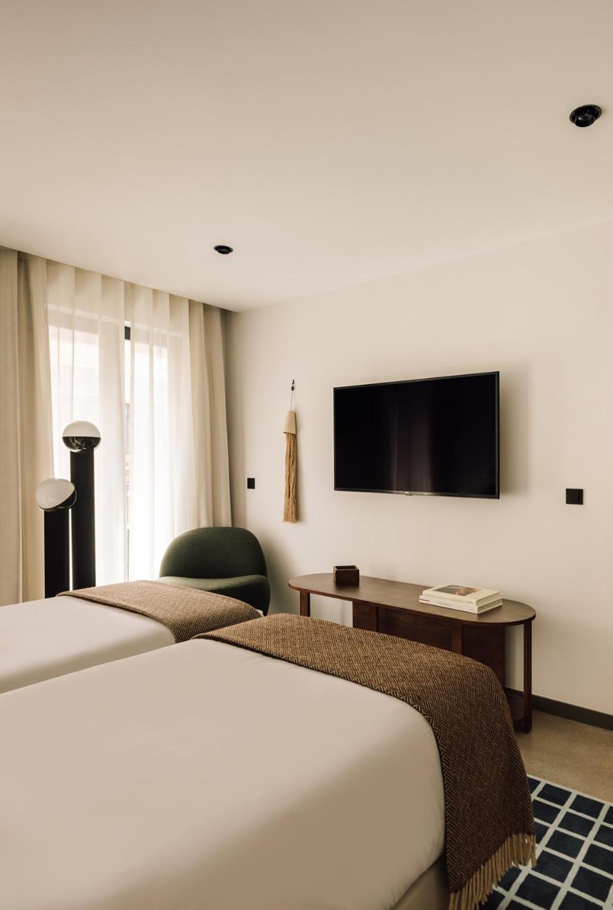 The Rebello Hotel & Spa - Small Luxury Hotels Of The World Vila Nova de Gaia Exteriér fotografie A television mounted on a wall